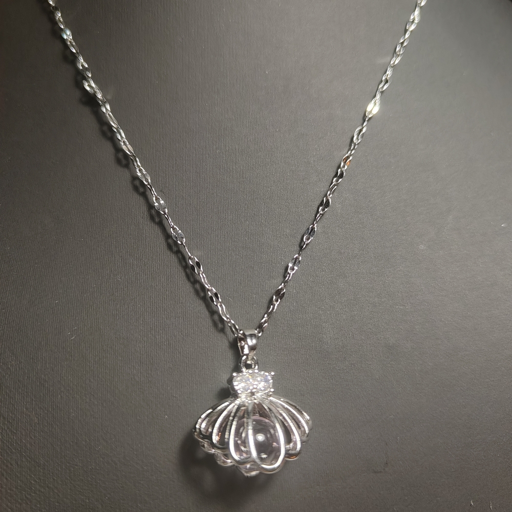 Elegant Silver Shell Pendant Necklace